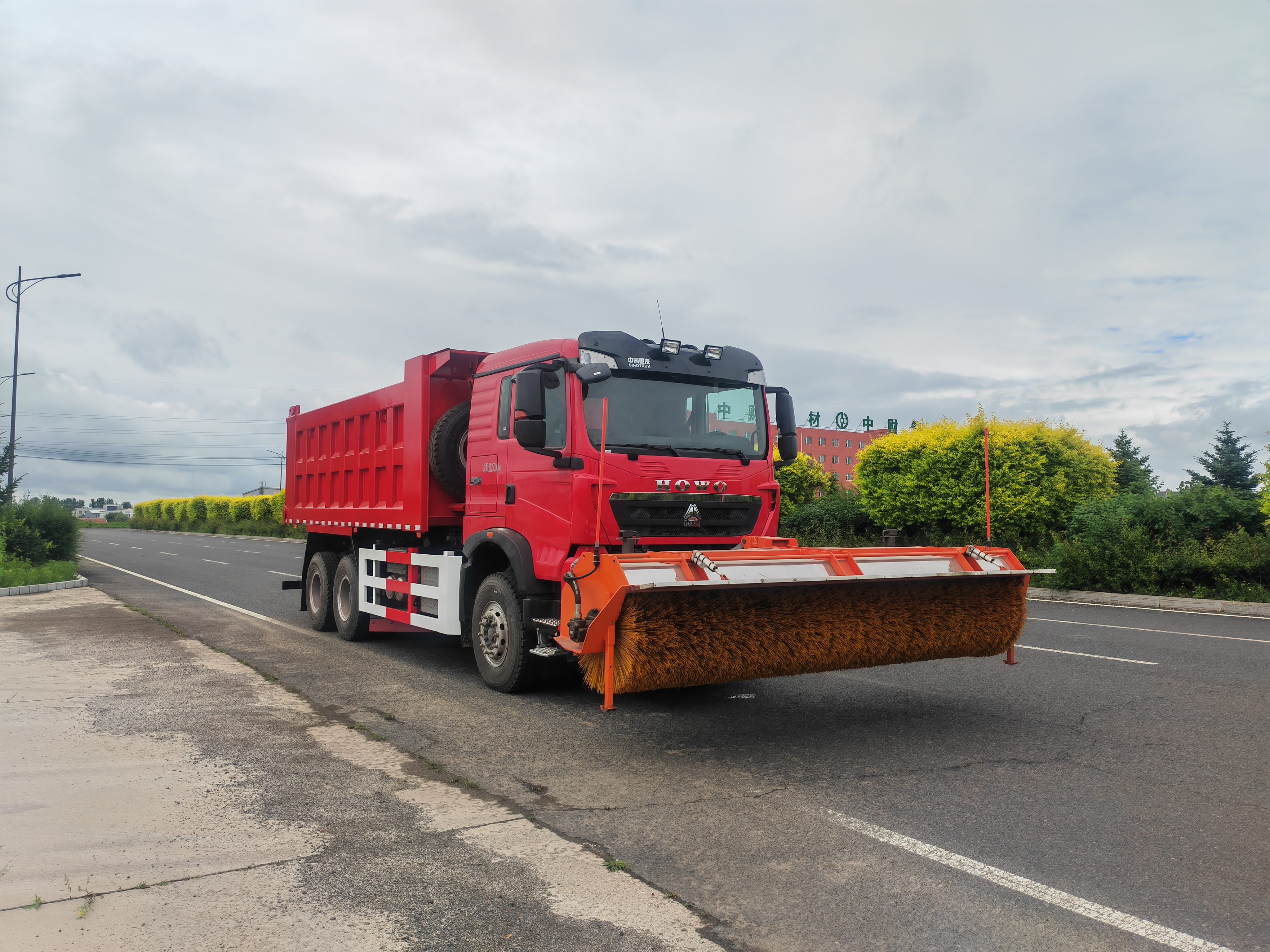 BLD5252TCXZZ6型(25噸)綜合除雪車(圖2) BLD5252TCXZZ6型(25噸)綜合除雪車(圖2)